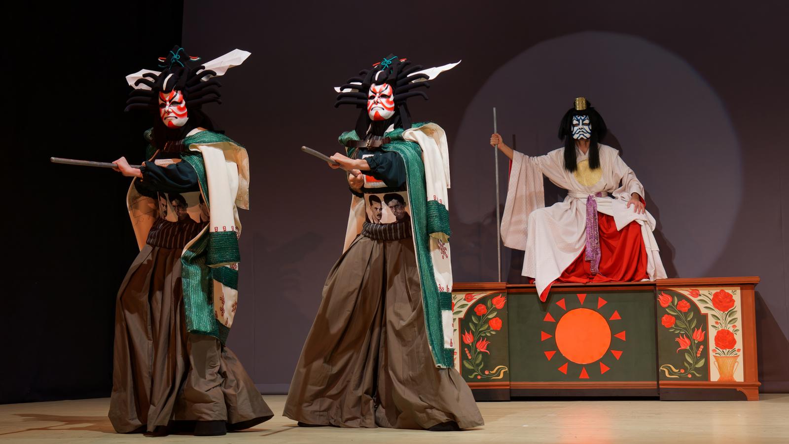 A történet egy idő után kifut − ahogy a cím is jelzi − a japán klasszikus színházi formát megidéző maszkokkal teli mesébe