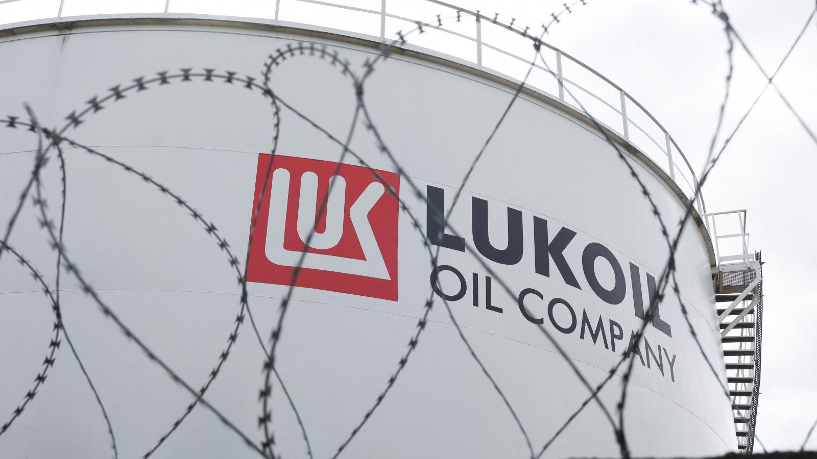 Hatnak a szankciók, eladhatja külföldi érdekeltségeit a Lukoil