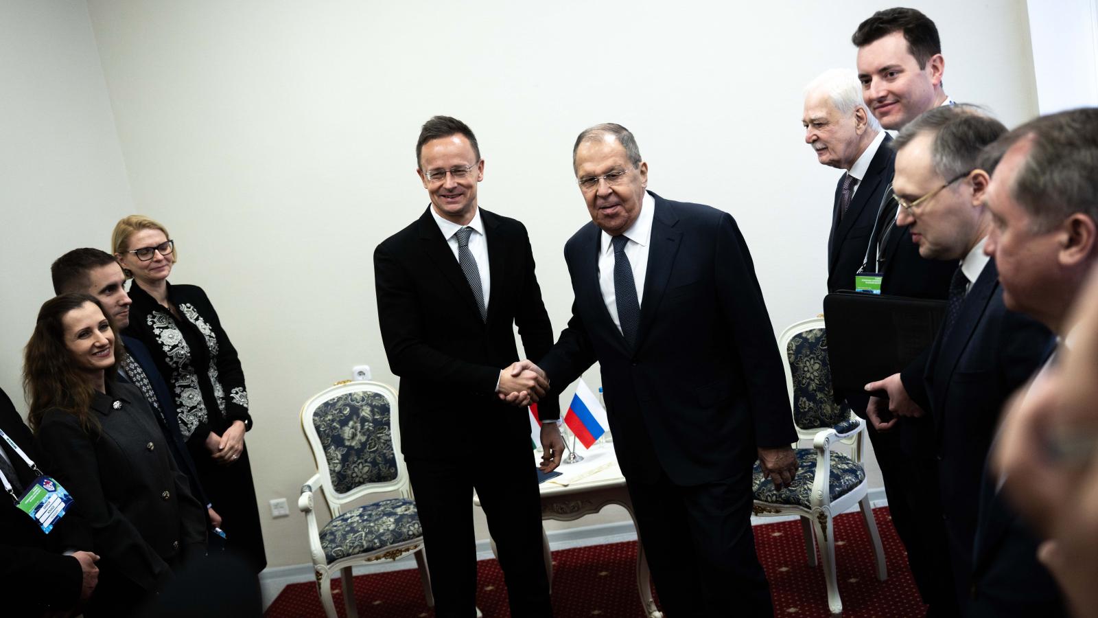 Szijjártó Péternek eligazítást tartott Minszkben Szergej Lavrov, a magyar külügyminiszter ismét felajánlotta Budapestet egy későbbi békecsúcshoz