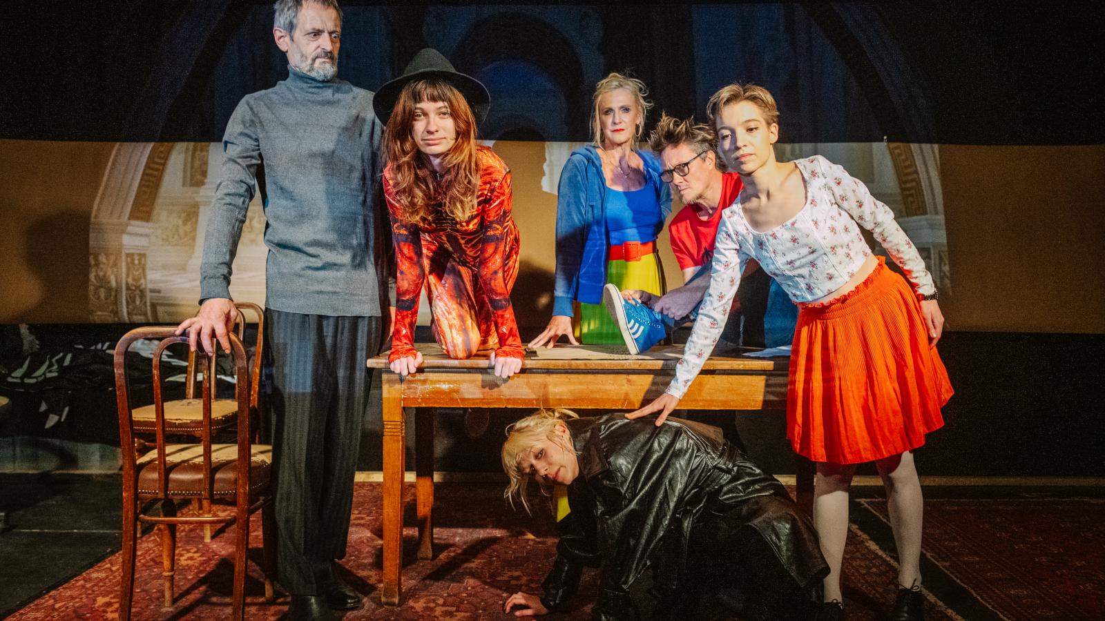 A Budapesti Anarchista Színház csapata görbe tükröt mutat a magyar alternatív színháznak