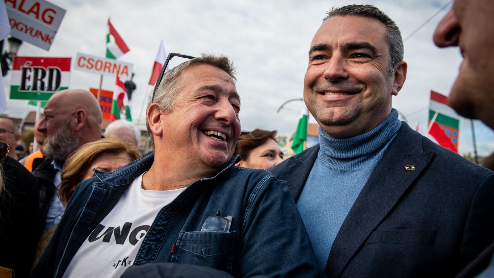 Az idei békemeneten:
ez az
avantgarde, a mi
élcsapatunk, a
béketábor legragyogóbb
elméi