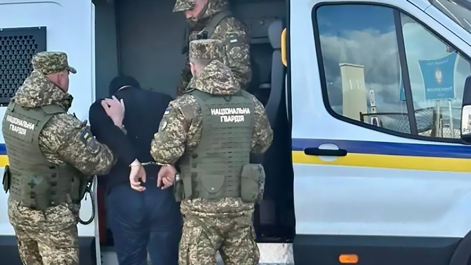 Ukrajna átadott egy háborús bűnökkel vádolt orosz hadifoglyot Litvániának 2025. október 31-én.