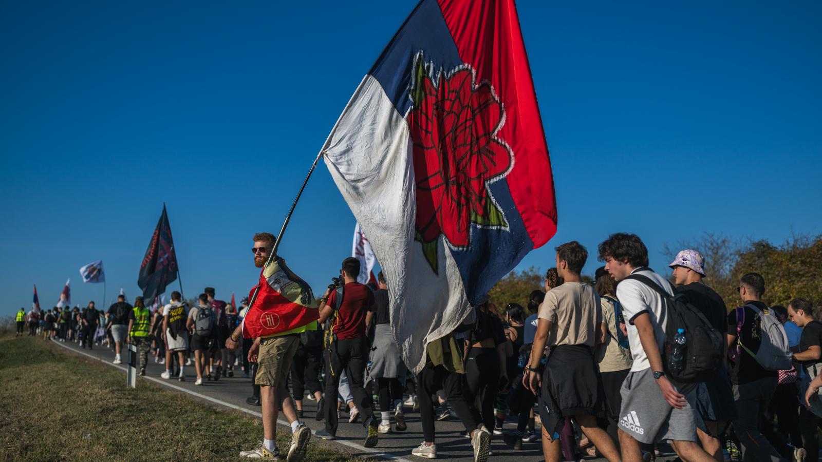 Becslések szerint most tízszer annyian menetelnek Belgrádból Újvidékre, mint februárban