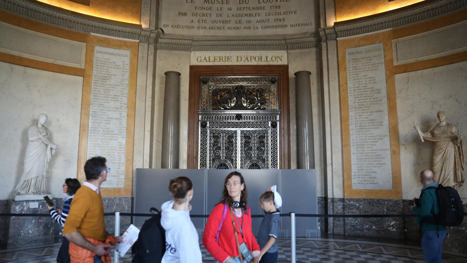 Az Apollón-galéria bejárata a Louvre-ban. Alábecsülték a biztonsági kockázatokat