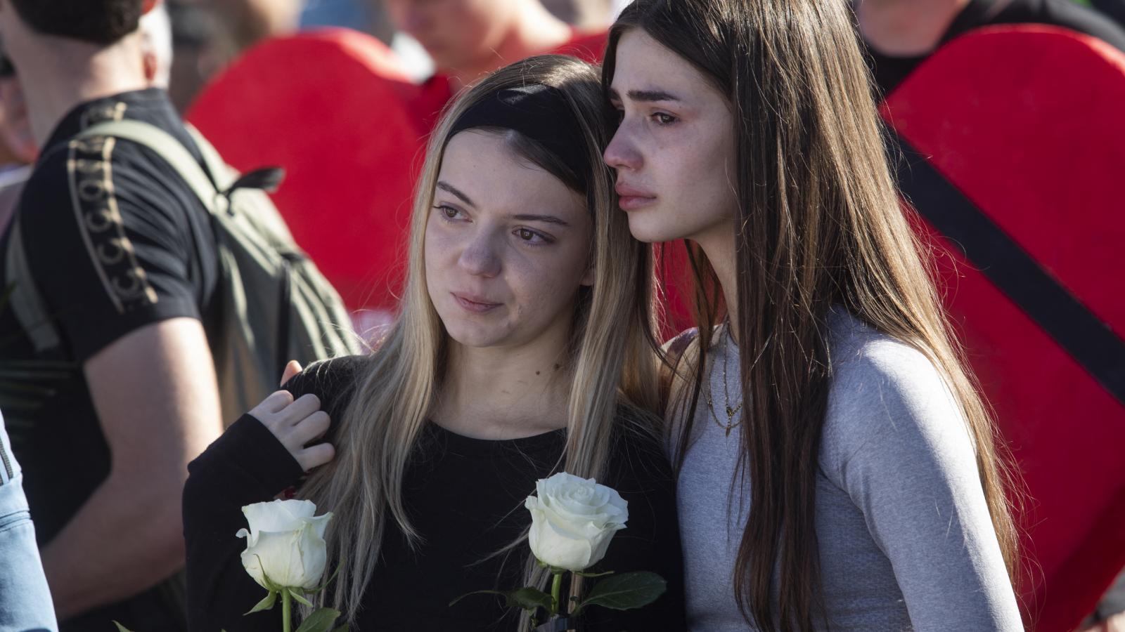 Tizenhat perc néma csend – Gyászol Szerbia, több százezer ember emlékezik az utcákon az egy éve történt újvidéki pályaudvari tragédiára