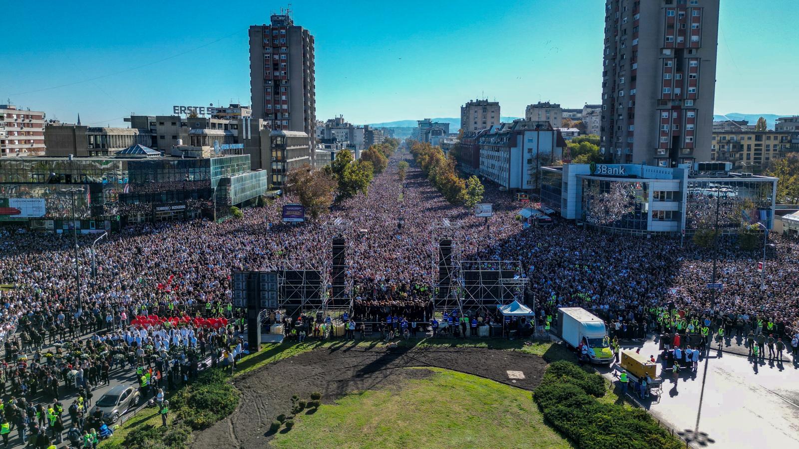 A budapesti szerb nagykövetség előtt demonstrálnak az újvidéki megemlékezés előtt a határról visszafordított magyar diákok