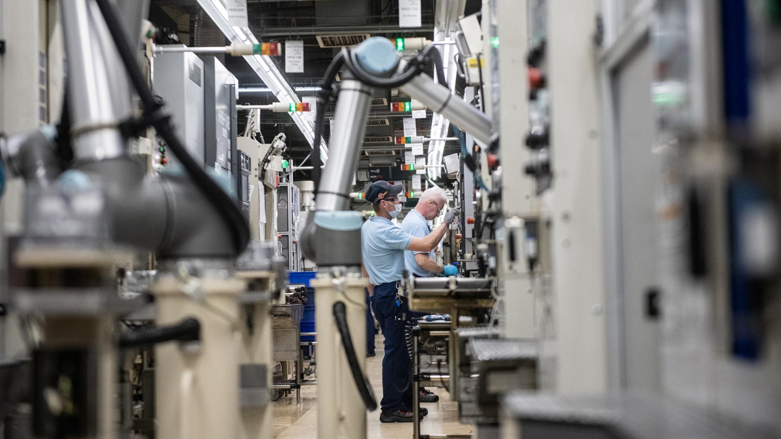 Több cégnél a kékgallérosok kaphatnak nagyobb emelést, az irodai­ak hoppon maradhatnak