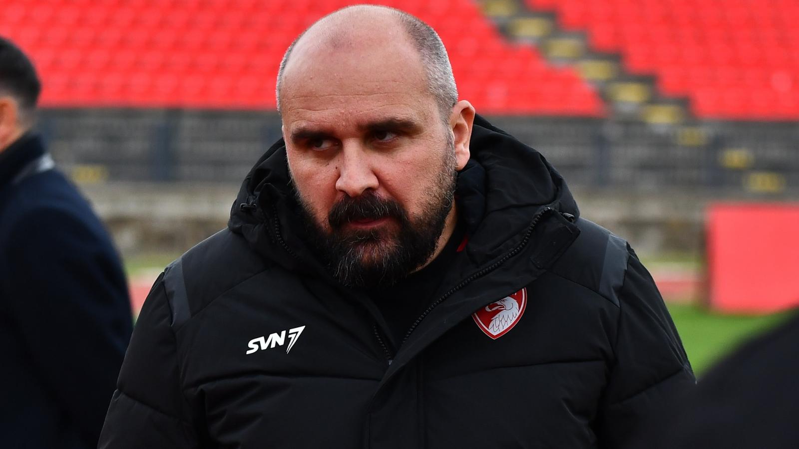 Meccs közben összeesett és meghalt a szerb élvonalbeli futballcsapat, a Radnički  vezetőedzője