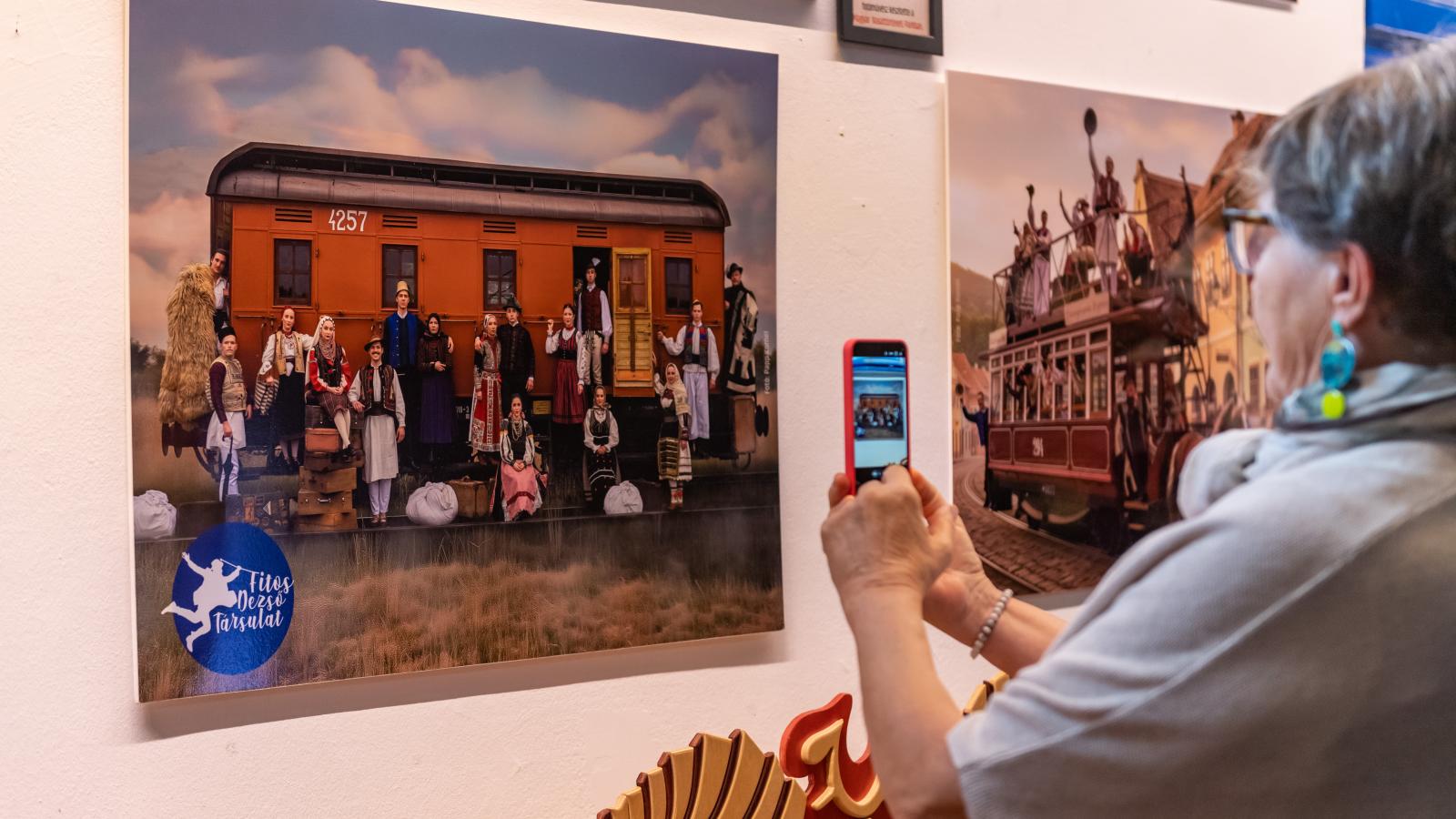Papp Kornél fotóművész képei mellett viseletek és jelmezek is láthatók a Fonóban