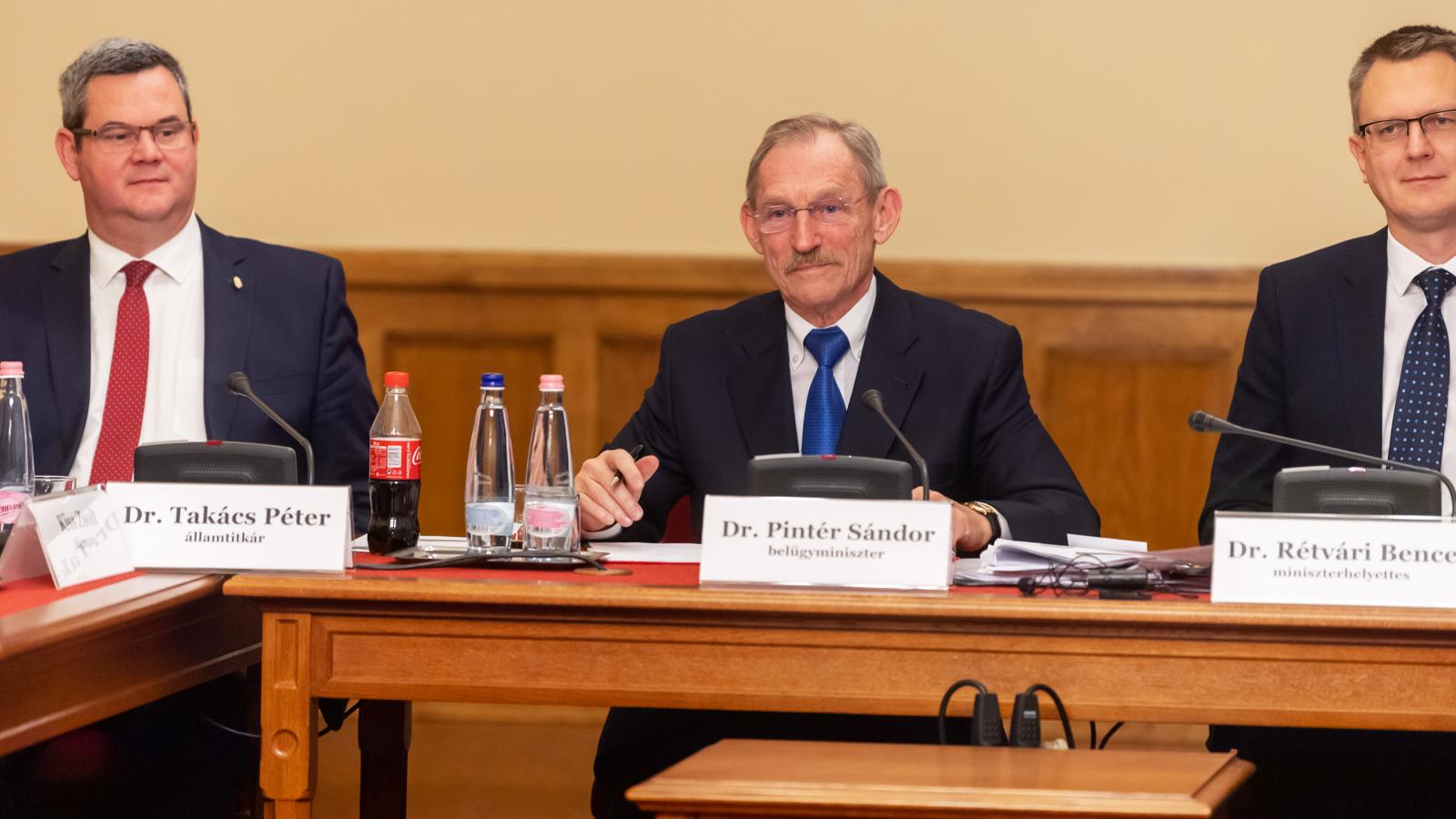 Pintér Sándor: Az én lelkemhez közel áll, hogy aki a feladatát nem végzi el, azt szankcionáljuk, attól azonban nagyon óvnak, hogy betegeket büntessünk