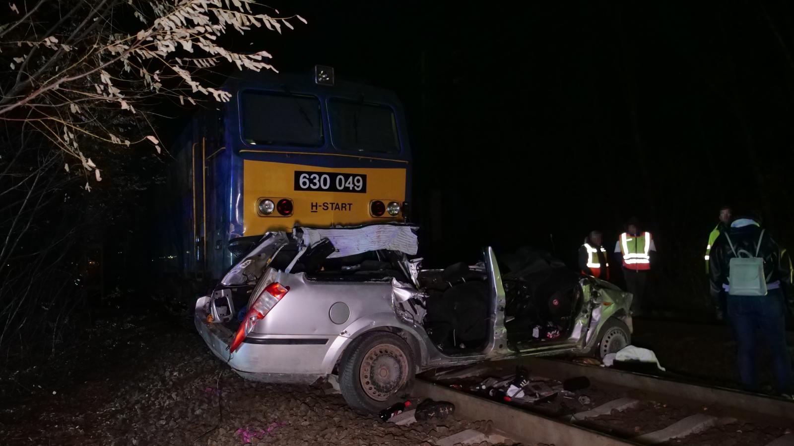 Baleset történt egy vasúti átjárónál Szentmártonkátán, öt ember meghalt