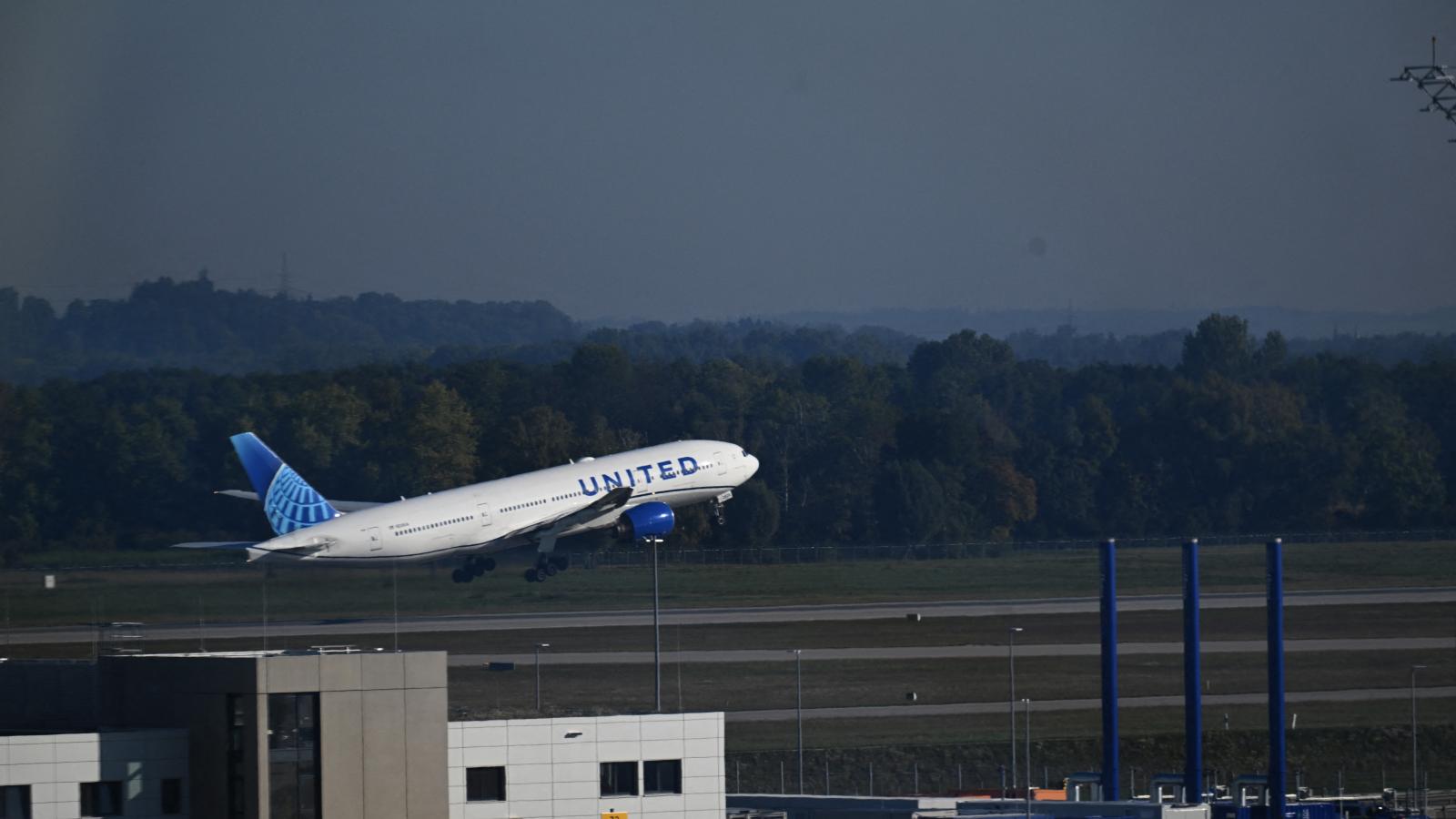 Az egyik pilóta drónt látott, rövid időre lezártak egy kifutópályáját a müncheni repülőtéren
