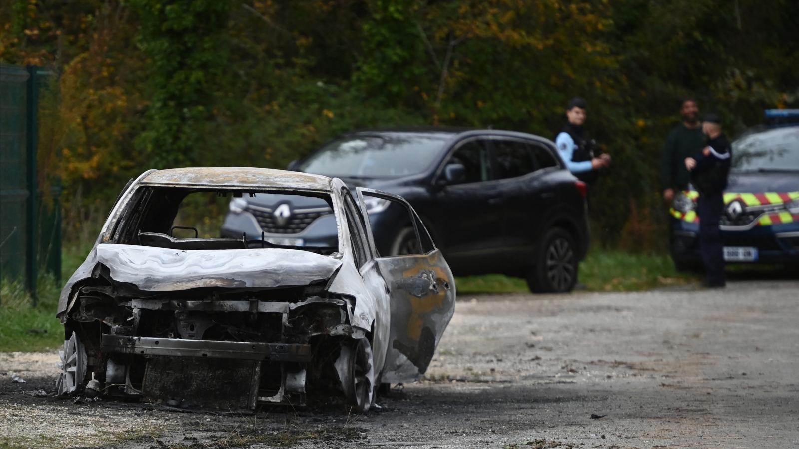 Kiégett autót találtak a rendőrök azt követően, hogy egy férfi szándékosan elgázolt öt embert Oléron szigetén