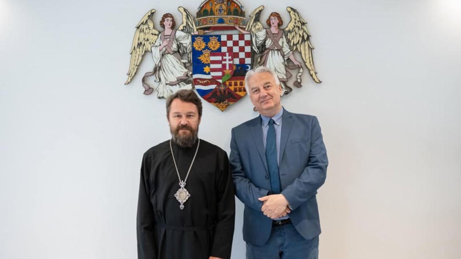 Hilarion egykori ministránsfiúja nyilvánosságra hozott egy videót, amelyen az látszik, hogy a metropolita bemászik az ágyába