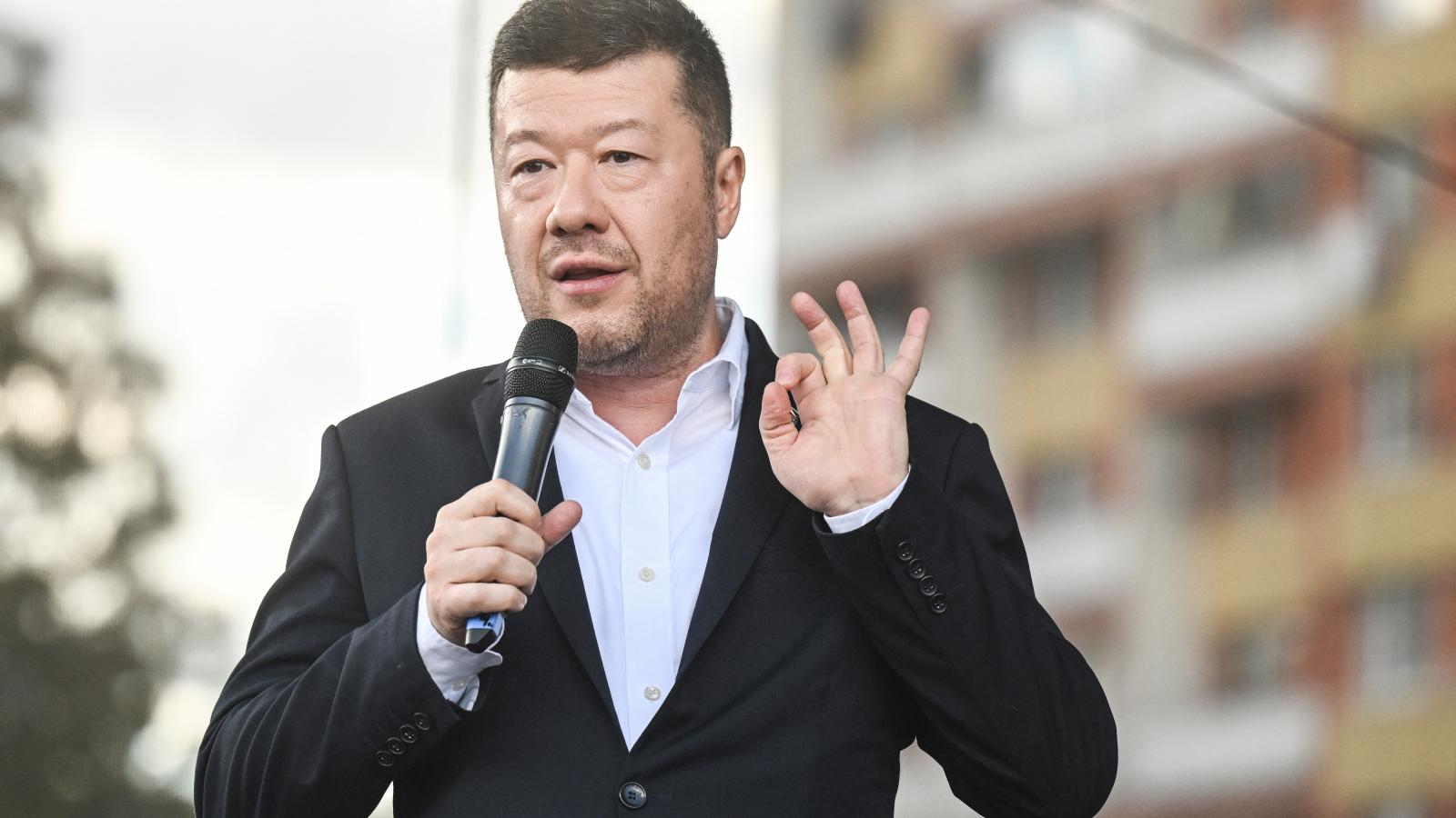 Tomio Okamura, Szabadság és Közvetlen Demokrácia (SPD) elnöke beszédet mond egy kampányrendezvényen a cseh választások előtt, 2025. szeptember 3-án Kladnóban.