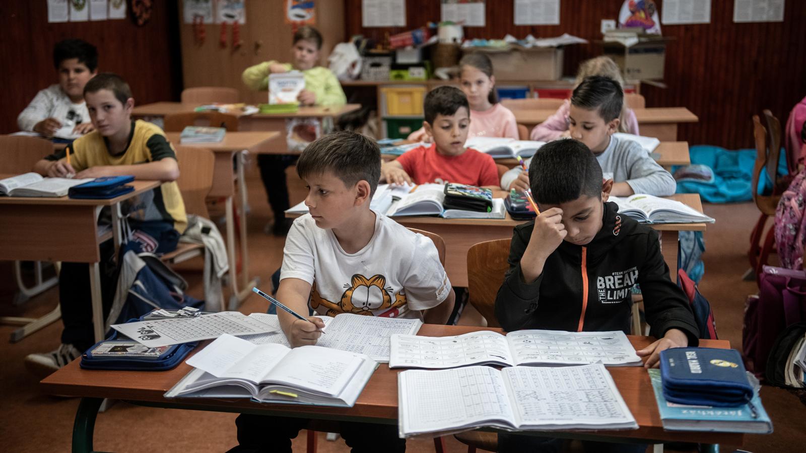 Sok településen csak egyetlen iskola létezik. Ott az iskola nem szegregál, hanem maga a település a szegregátum