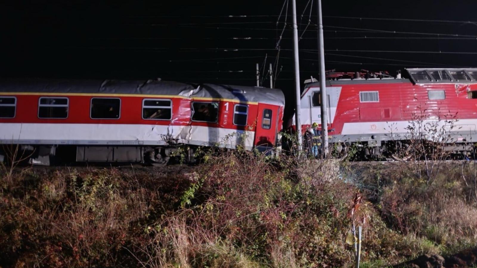 Összeütközött két vonat Szlovákiában, több mint 20 ember megsebesült