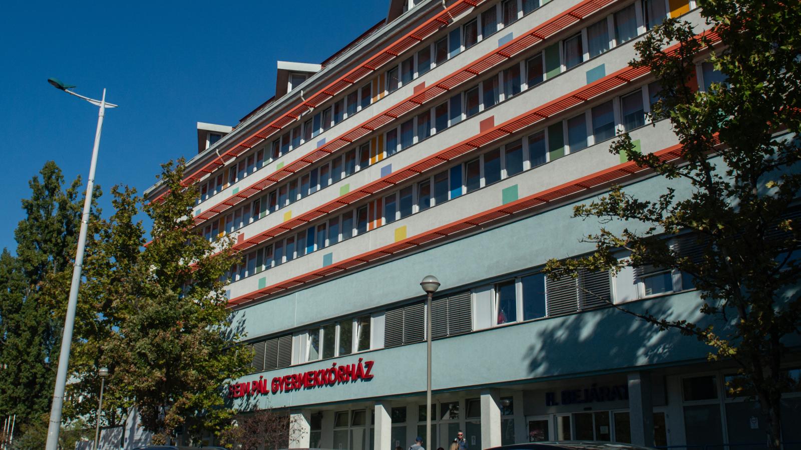 Tömeges ételmérgezés Budapesten: összesen nyolcvan gyermek került kórházba