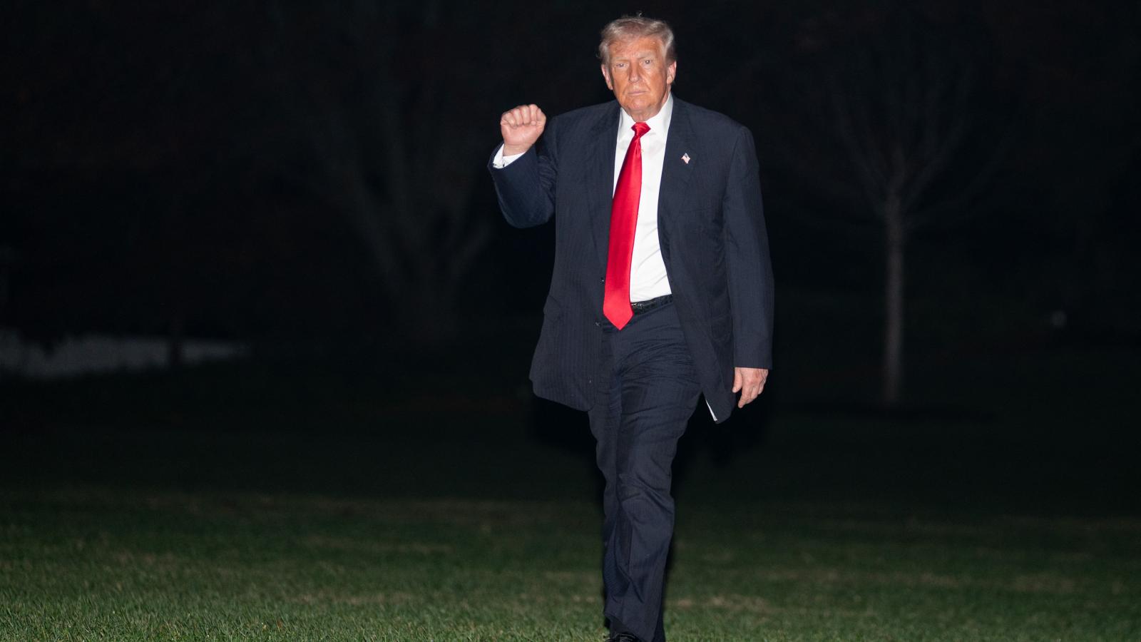 Rolexszel és aranyrúddal győzködték Donald Trumpot a svájciak