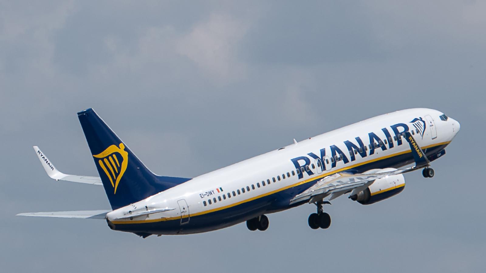 A Ryanair gépén fotózták le a közös meccsnézés után hazainduló Orbán Viktort és Schmidt Máriát