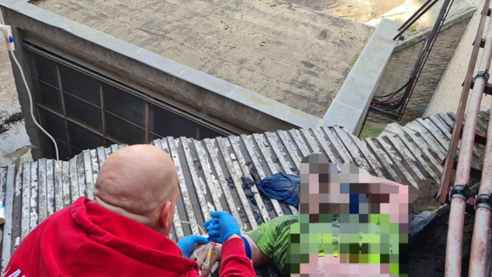 Segítségnyújtás a baleset egyik sérültjének november 8-án 