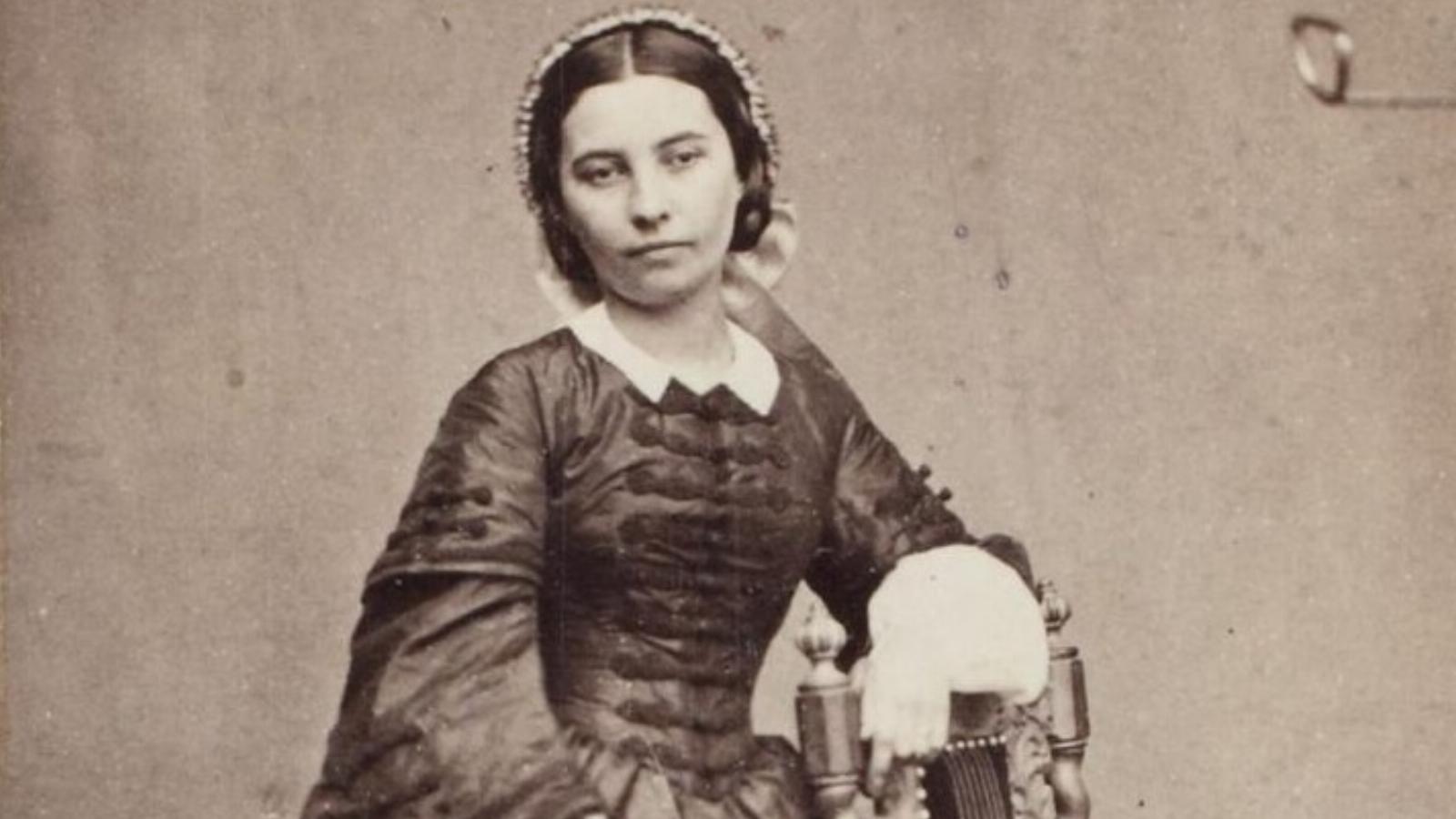 Szendrey Júlia életének keserű, olykor tragikus fordulataiban reprezentatív módon jelenik meg a biológiai és a társadalmi nem (a gender) éles konfliktusa