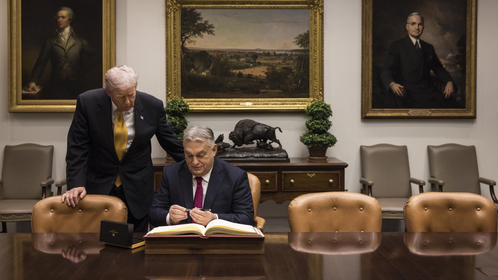 Még maga az Orbán-kormány sem tudja, hogy mit takar majd az USA-tól kapott „pénzügyi védőpajzs”