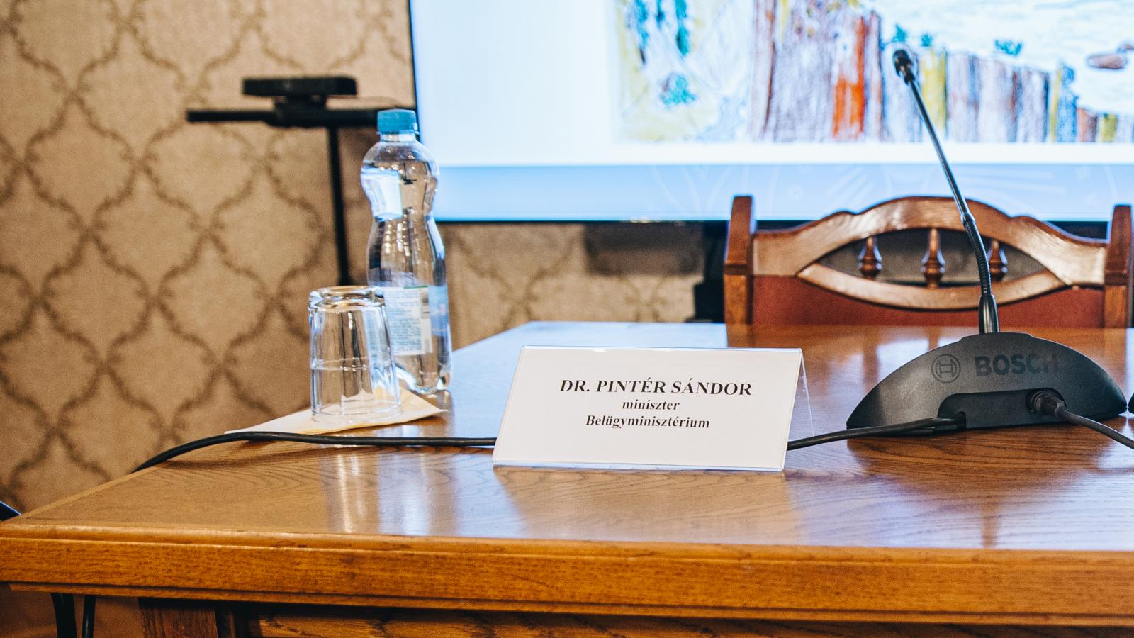 Pintér Sándor el sem ment, a belügyi államtitkár kivonult a gyermekvédelem helyzetéről szóló bizottsági ülésről