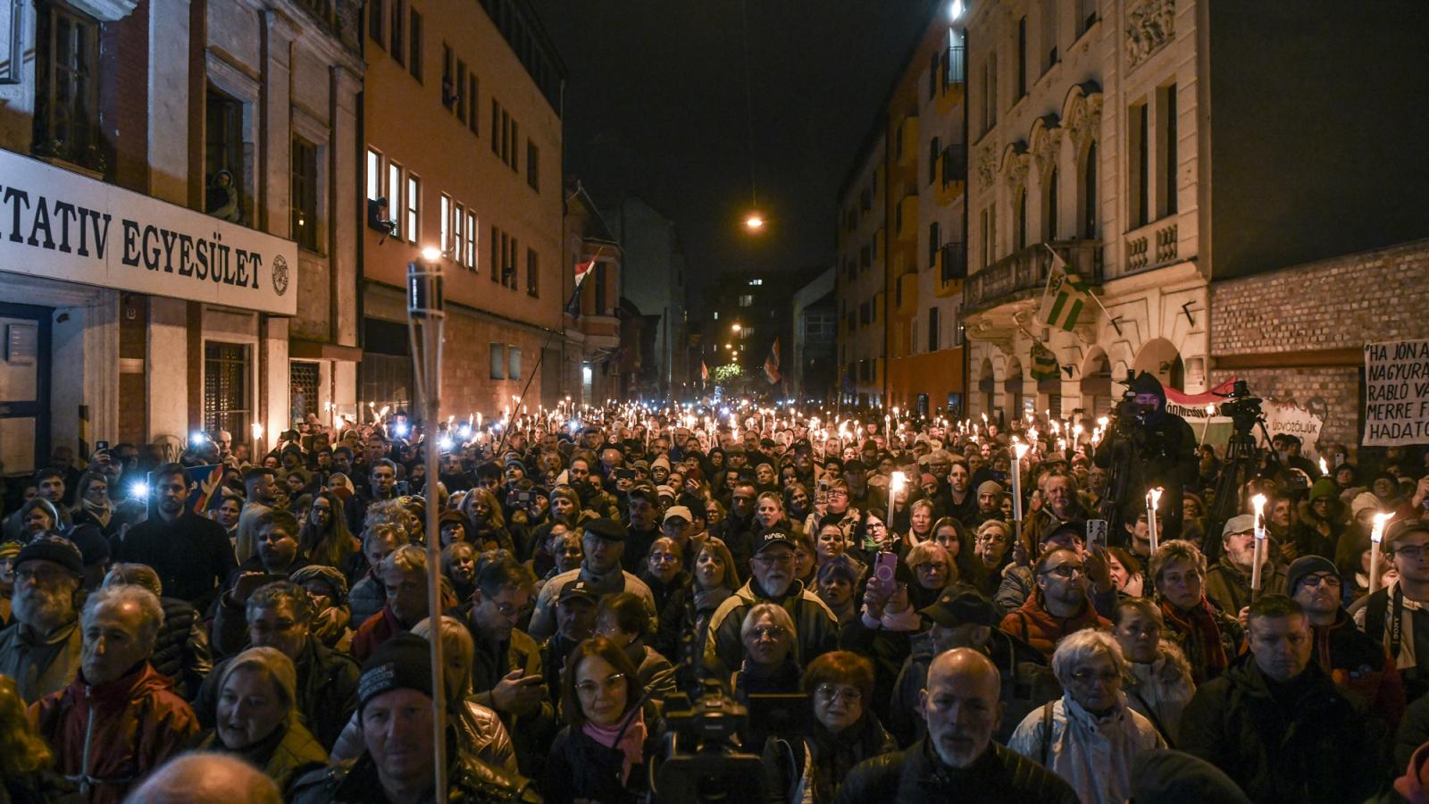 Több ezren gyűltek össze az Iványi Gáborék melletti szolidaritási demonstráción a Dankó utcában