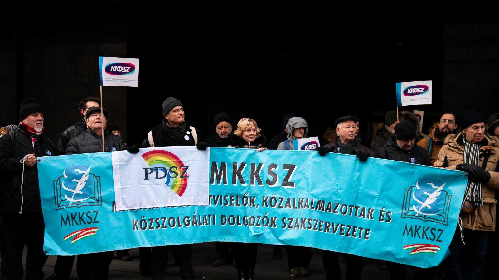 A parlamenthez vonulnak a szociális ágazat dolgozói