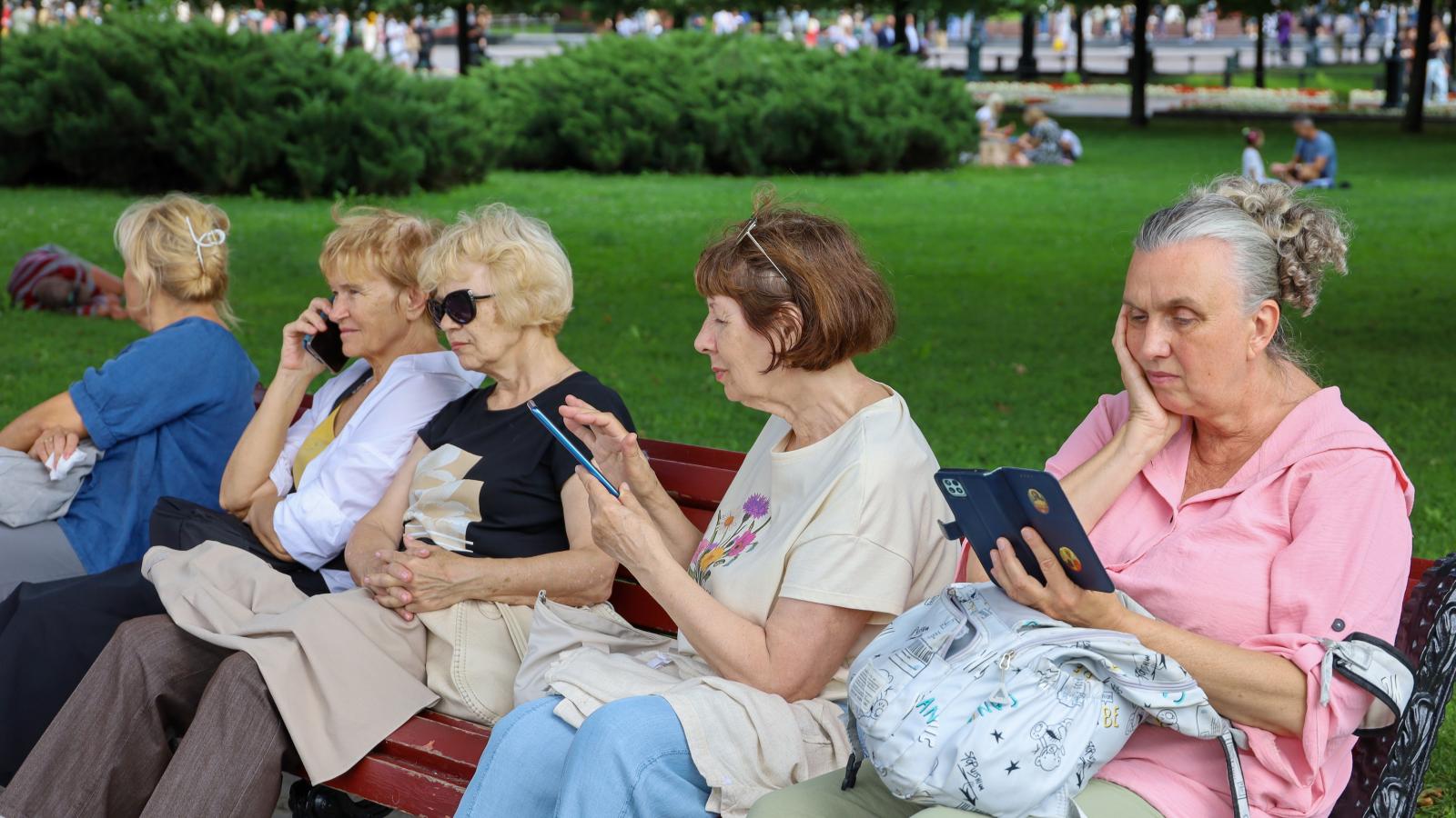 A nyugdíjasok képernyőfüggése is ijesztő méreteket öltött, már-már lekörözik a fiatalokat