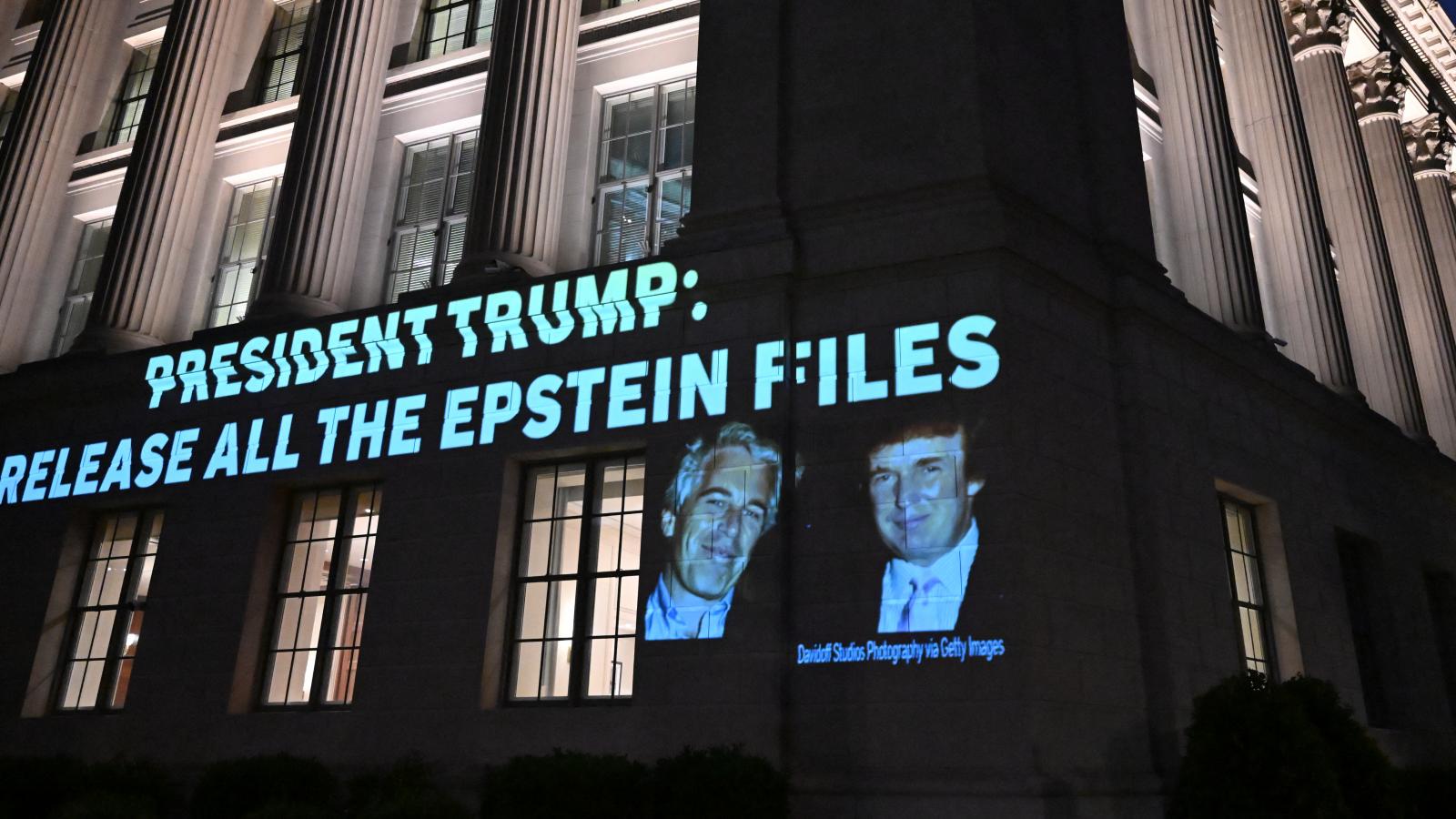 Jeffrey Epstein többször is említette Donald Trumpot magánlevelezésében