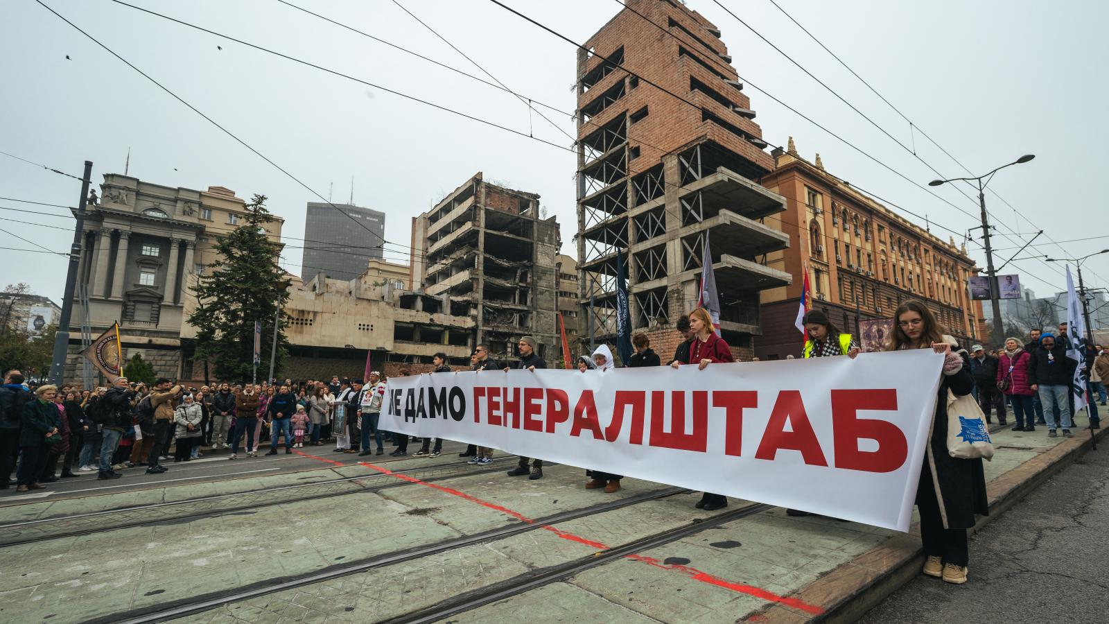 A belgrádi élőláncban egymás mellé kerültek városvédők, baloldali aktivisták, konzervatív értelmiségiek, diákok, háborús emlékezetükhöz ragaszkodó nacionalisták, korrupcióellenes civil szervezetek