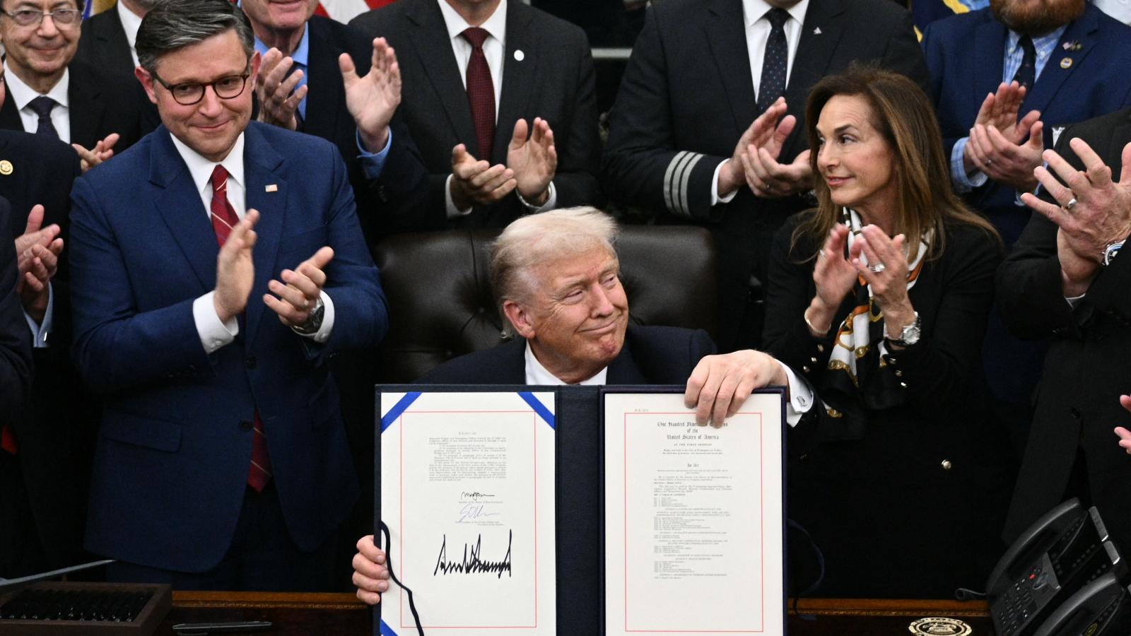 Véget ért a rekordhosszúságú kormányzati leállás az Egyesült Államokban