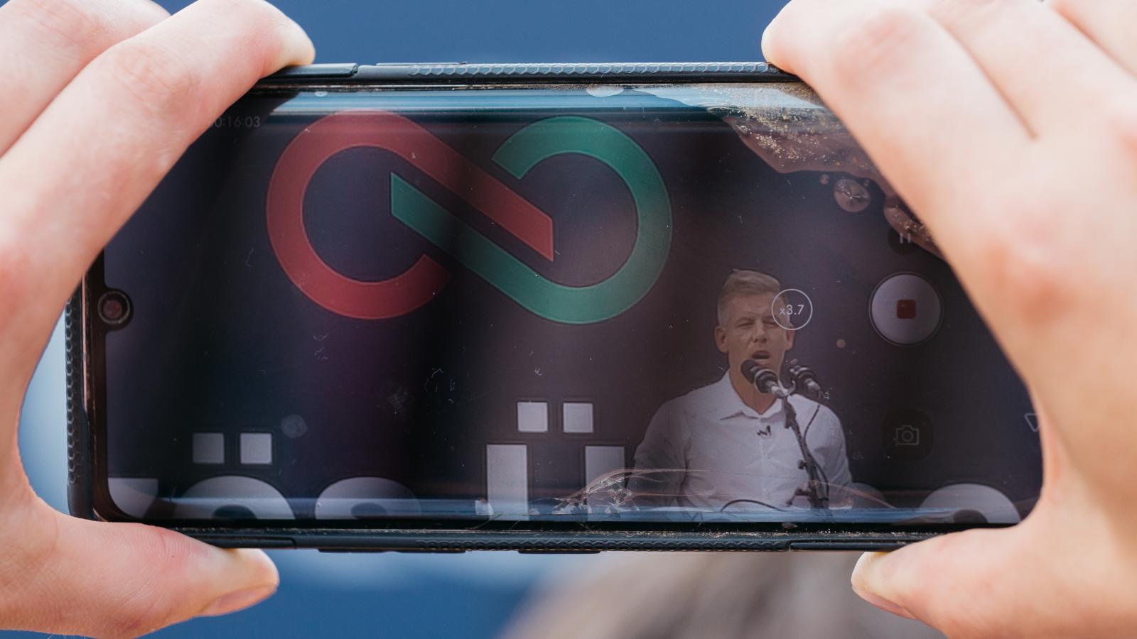 A Tisza Világ egyik felhasználója azt állítja, a rendőrök próbálták rávenni, hogy jelentse fel az applikáció rendszergazdáit