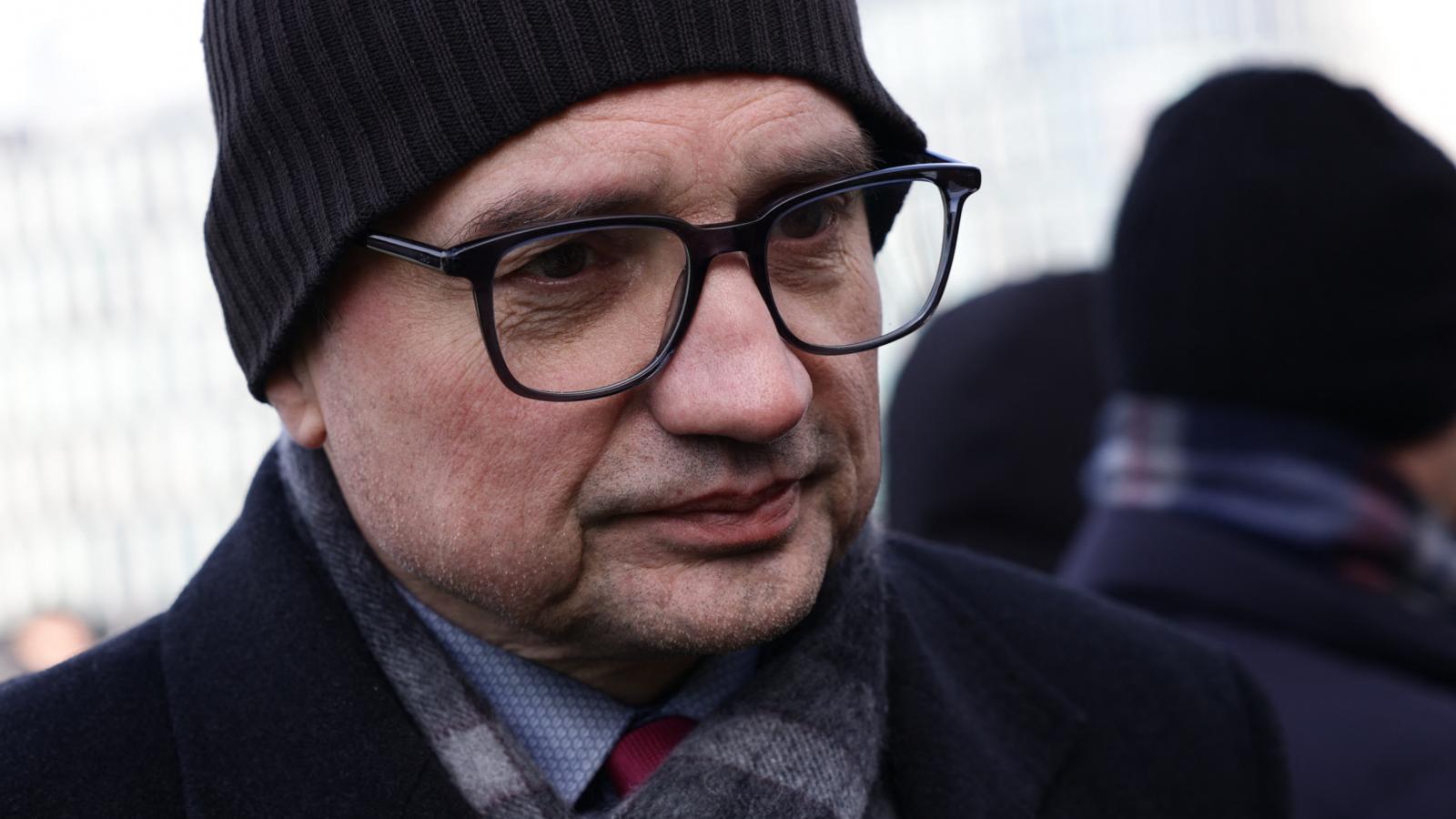 Magyarországra menekült a volt lengyel igazságügyi miniszter a törvény elől, azonnal letartóztatnák, ha hazatér