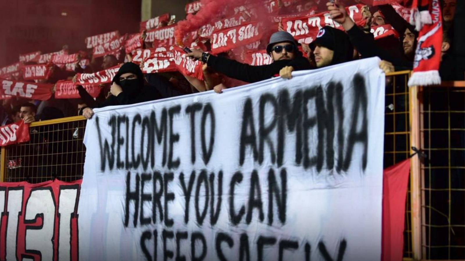 „Üdvözöljük Örményországban. Itt biztonságban alhat” – Az azeri baltás gyilkosra célozva üzentek az Orbán-kormánynak az örmény futballszurkolók