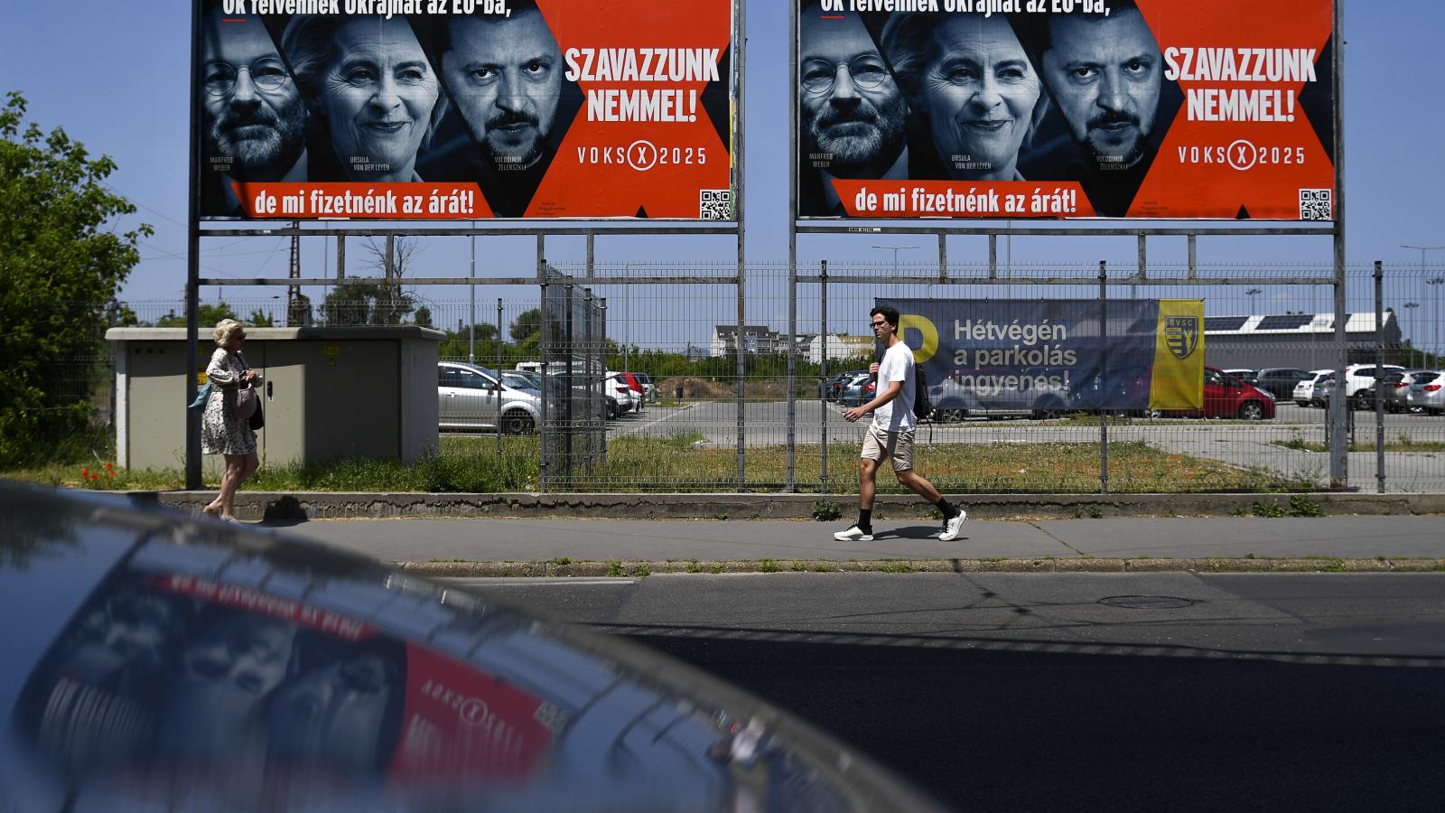 A magyar
kormány
ukránellenes
kampányának,
a Voks2025-nek
a plakátjai.
Orbán Viktor és
kabinetje nemzedékeken
áthúzódó
gyűlöletet épít
ki a magyar és az
ukrán nép között