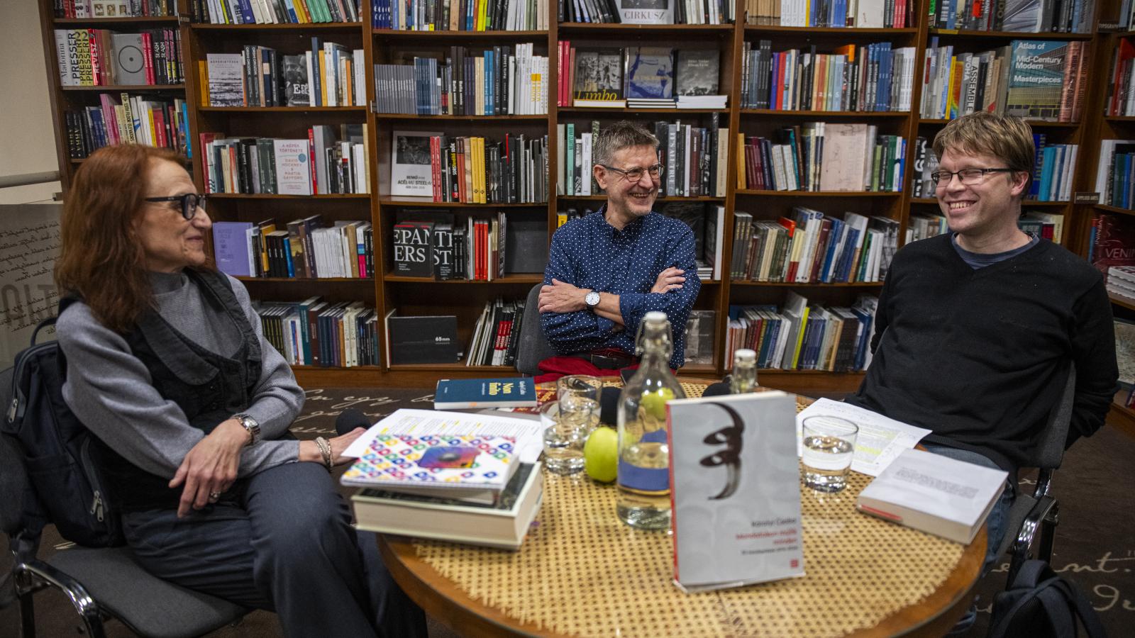 Kérdezni életről, irodalomról — Károlyi Csaba Mondatokon múlik minden című interjúkötetének bemutatója