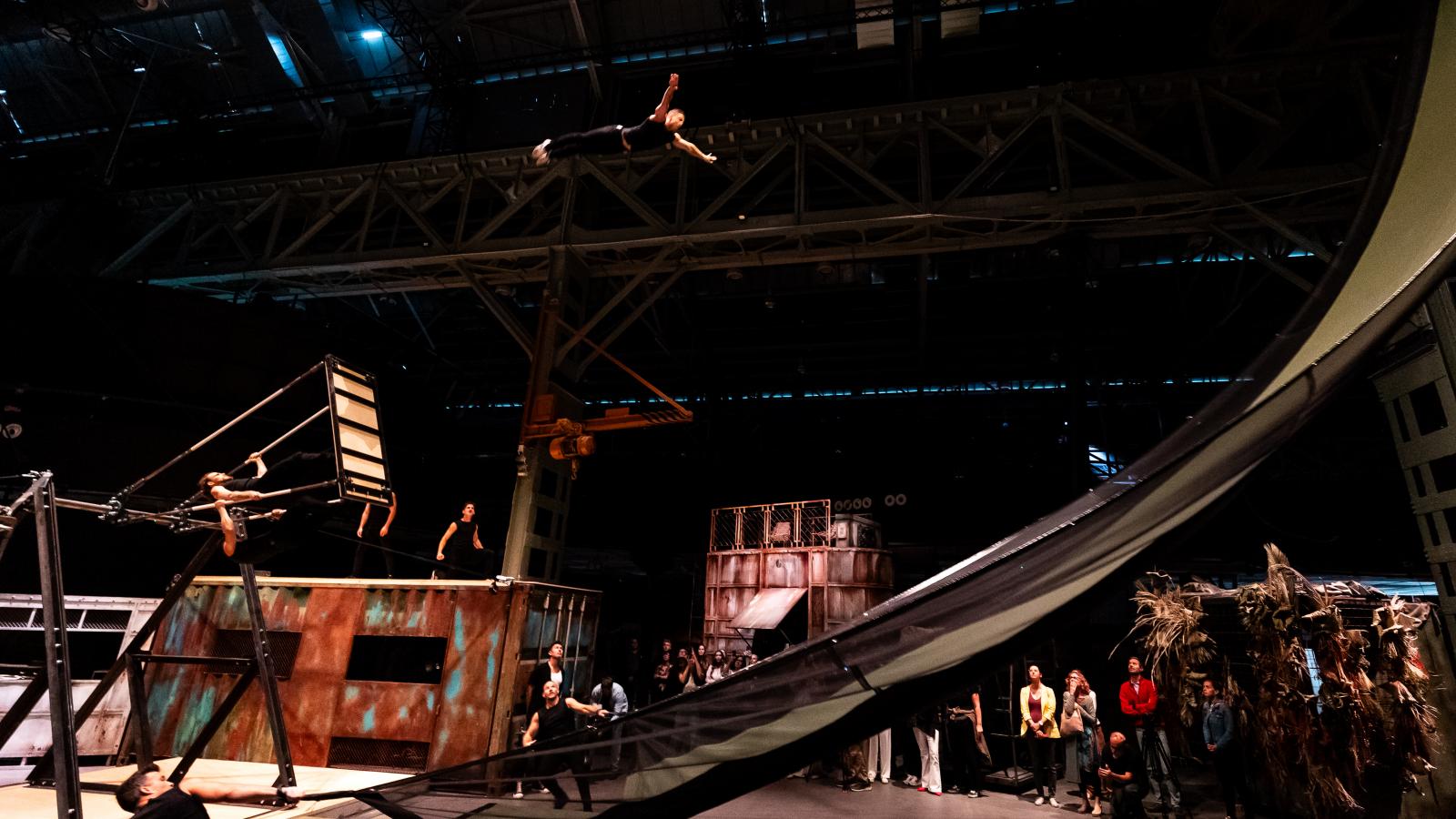 Lúdbőröztető
orosz hintaszám
a Recirquel
társulat Walk
My World című,
immerzív, vagyis
a nézők között
játszódó előadásán