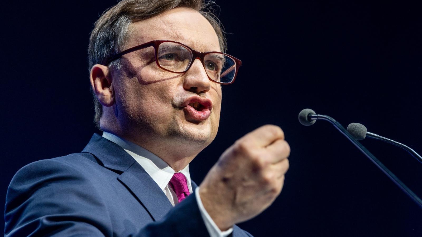 A lengyel ügyészség vizsgálja azoknak a magyaroknak a felelősséget, akik Budapesten bújtatják a korrupcióval vádolt egykori igazságügyi minisztert és a helyettesét