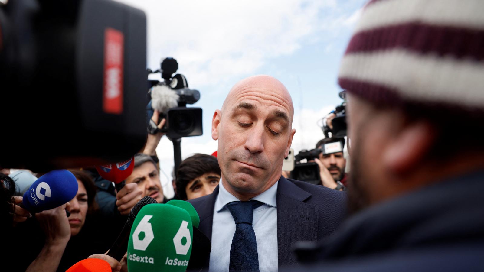 Saját nagybátyja dobálta meg tojással a  szexuális zaklatásért elítélt volt spanyol futballszövetségi elnököt