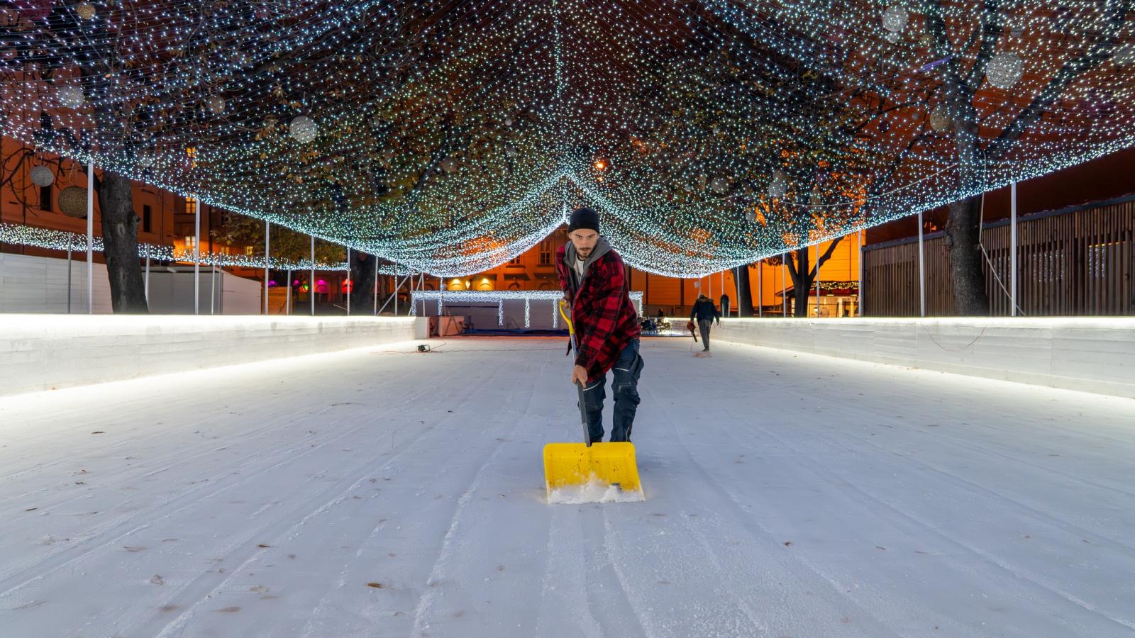 Karácsony Gergely a Városháza parkban megnyitotta a budapesti karácsonyi vásárt