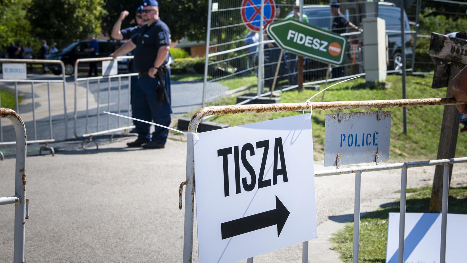 Térfigyelő kamerák erdeje várja Magyar Pétert a győri nagygyűlés helyszínén, Orbán Viktort hermetikusan elzárják a halandó emberektől