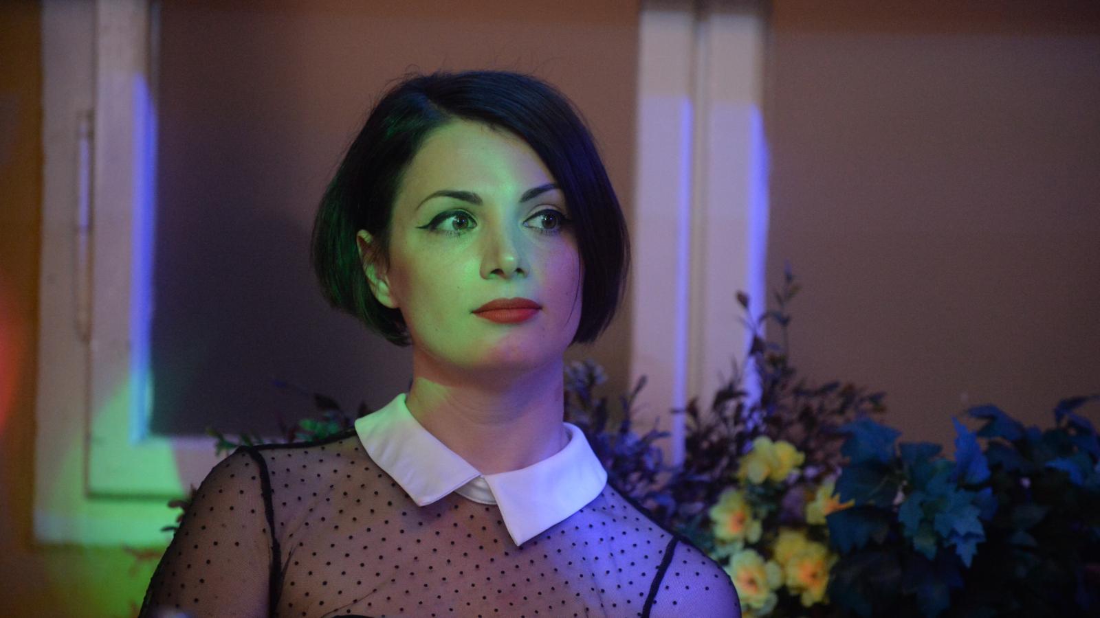 „Na idefigyejjé. Irod?”