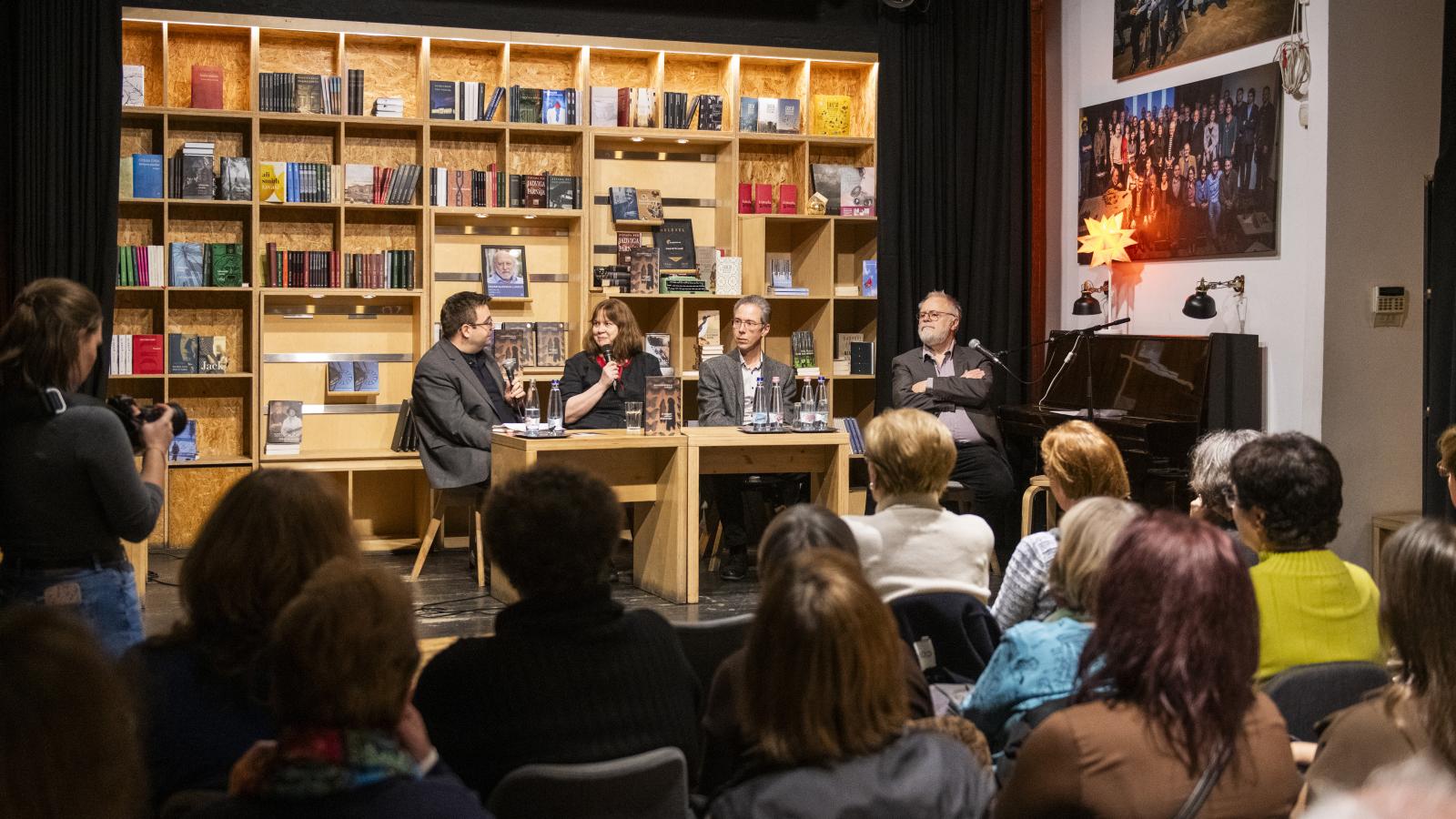 A bemutatón Máté Gábor színművész olvasott fel a frissen megjelent regényből