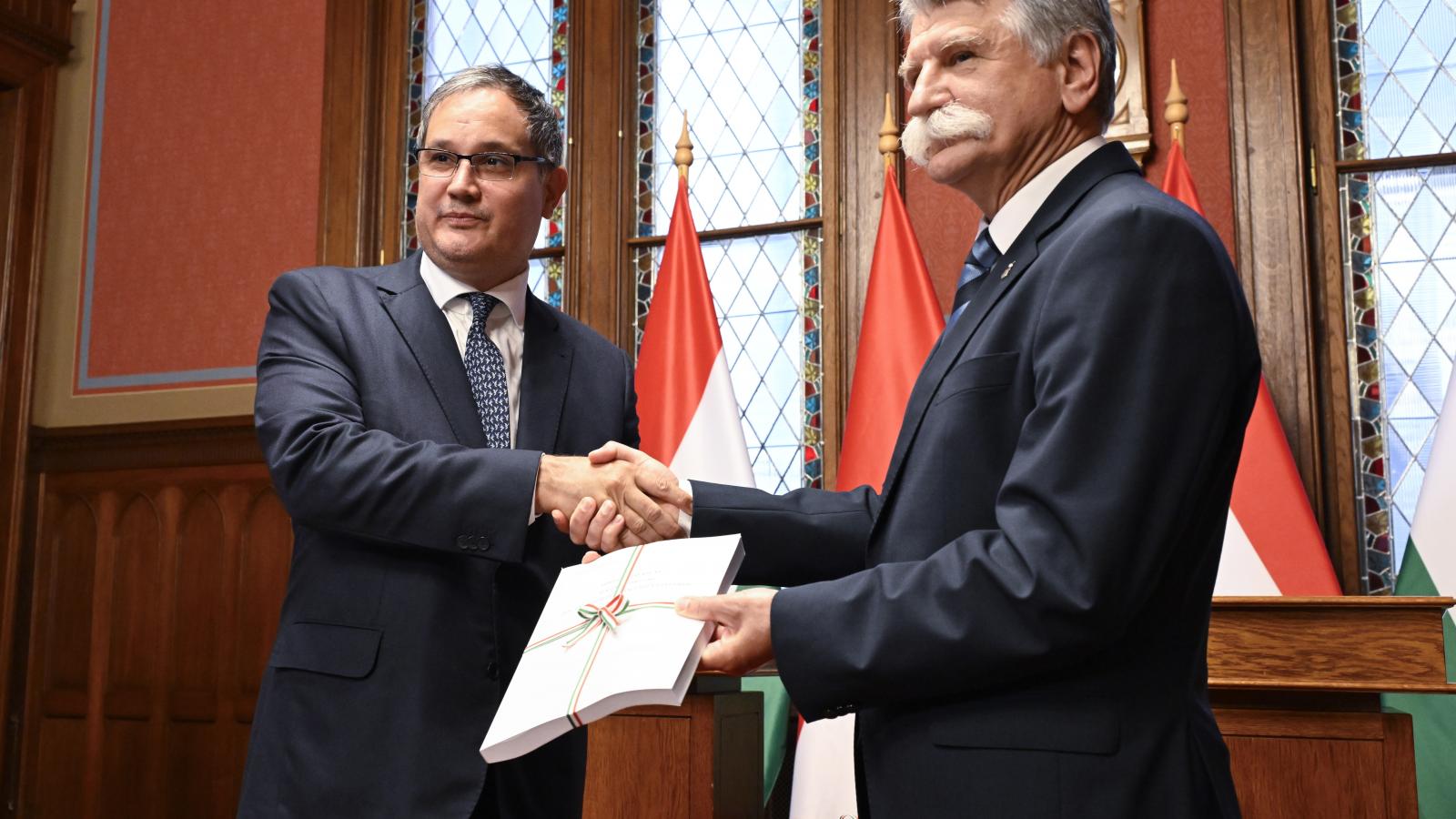 Hitelből osztogatna, megkezdte a még életbe sem lépett 2026-os költségvetési törvény rendeleti átírását az Orbán-kormány