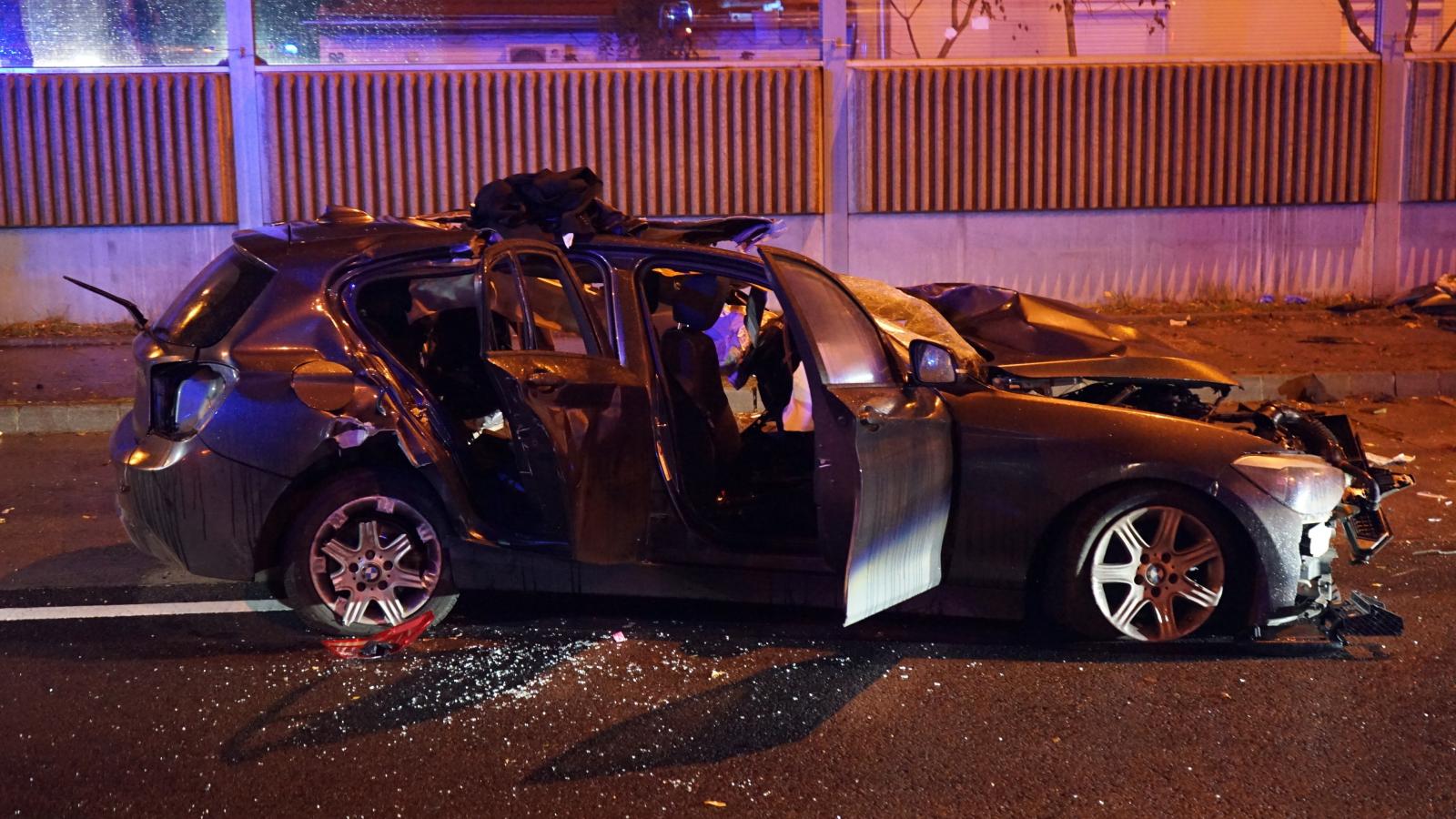 Menekülés közben villanyoszlopnak csapódott és meghalt egy fiatal autósofőr Budapesten