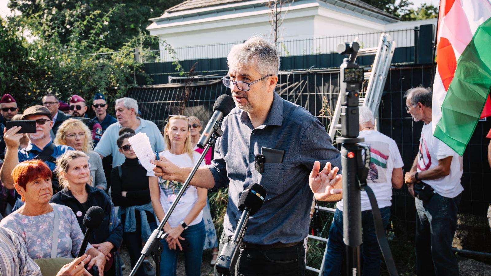 Hadházy Ákos szerint a főkertész a vallomásában elárulta, hogy nem Orbán Viktor apja, hanem Tiborcz István cége üzemelteti Hatvanpusztát