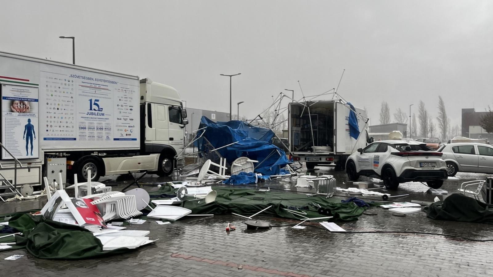 Durva vihar csapott le az életmódnapokat tartó Kecskemétre, megsemmisültek a szűrővizsgálati berendezések, sérültek is vannak